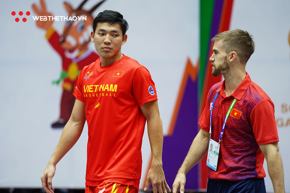 Tuyển thủ Võ Kim Bản và HLV Matt Van Pelt trò chuyện trước một trận đấu tại SEA Games - Ảnh: Việt Long