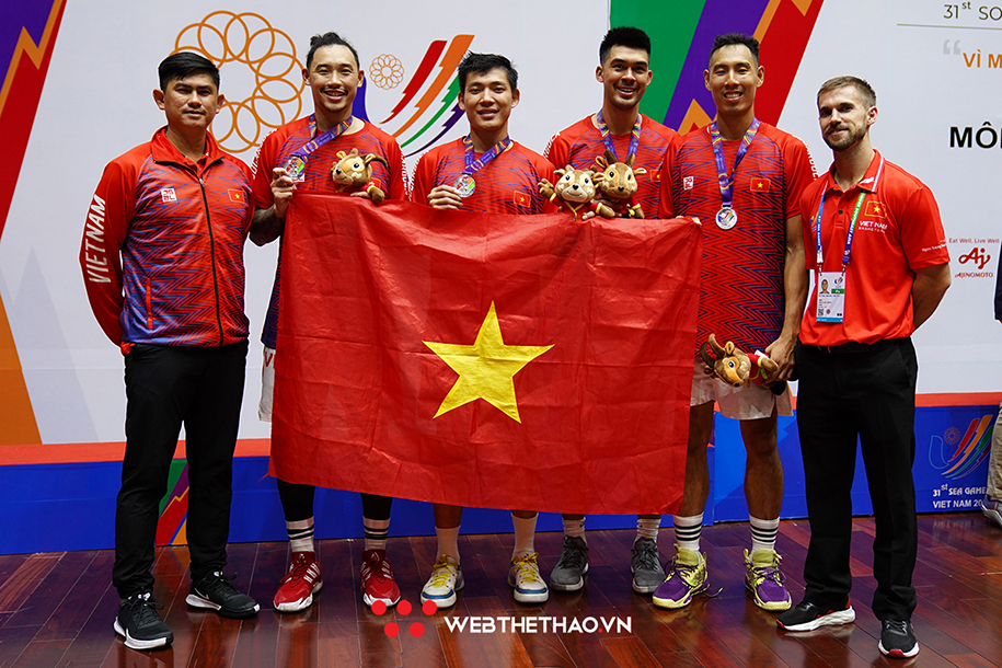 HLV Matt Van Pelt (bìa phải), trợ lý HLV Lê Trần Minh Nghĩa (bìa trái) và 4 thành viên đội tuyển bóng rổ 3x3 nam Việt Nam - Ảnh: Việt Long