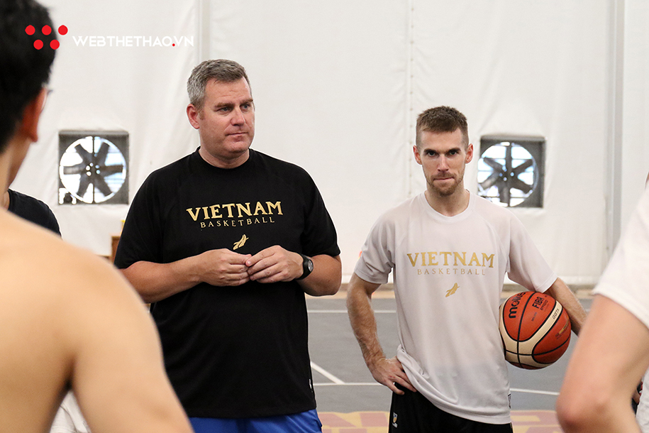 Với việc ông Kevin Yurkus (áo đen) trở thành giám đốc kỹ thuật đội tuyển, ông Matt Van Pelt đã được thăng chứng thành HLV trưởng đội tuyển bóng rổ Việt Nam - Ảnh: Việt Long