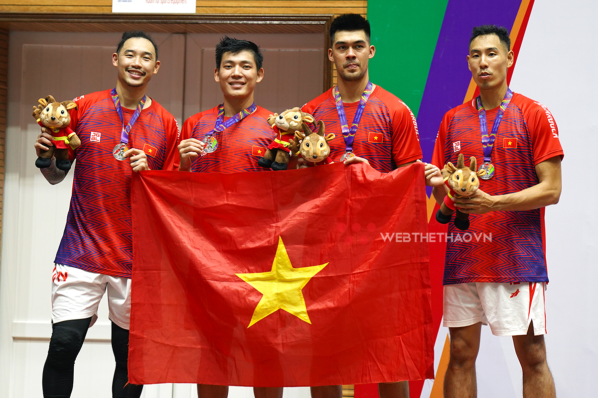 Đội tuyển bóng rổ 3x3 Việt Nam đứng trên bục huy chương tại SEA Games 31 - Ảnh: Việt Long