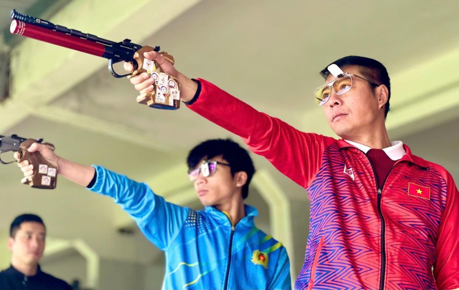 Xạ Thủ Trần Quốc Cường (phải) Vẫn Thi đấu ở Tuổi 50...